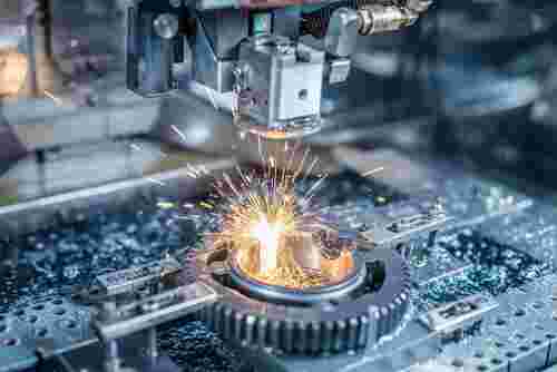 Draht-EDM-Bearbeitung: Draht gespannt, Funkenflug, präzise Schnitte in komplexen Metallformen.