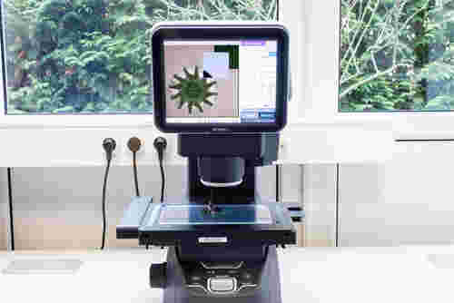 Optisches Messgerät von Keyence zur hochpräzisen Bauteilvermessung in der Qualitätssicherung