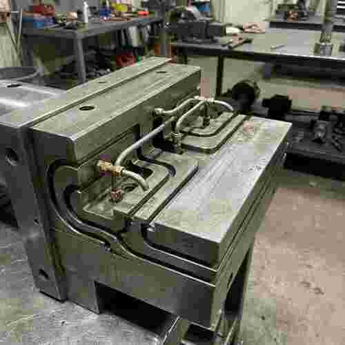 Quadratisches fotorealistisches Bild eines Gummiextrusionswerkzeugs aus gehärtetem Stahl mit Kanälen