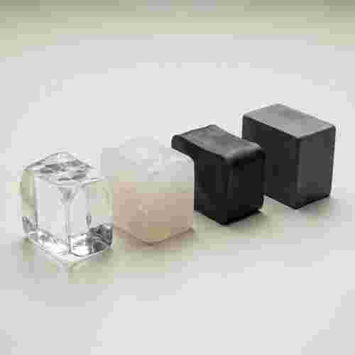 Quadrataufnahme Spritzgießmaterialien auf neutraler Laborbank: amorpher Thermoplast Elastomer Duroplast