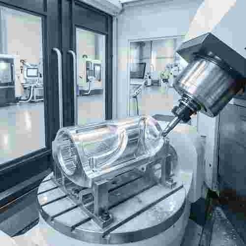 5-Achsen-CNC-Bearbeitungszentrum bearbeitet komplexes Metallteil mit Innenkanälen und Freiformflächen