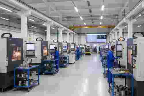 Moderne Wire-EDM- und Sinker-EDM-Fertigung mit automatisierter Materialhandhabung.