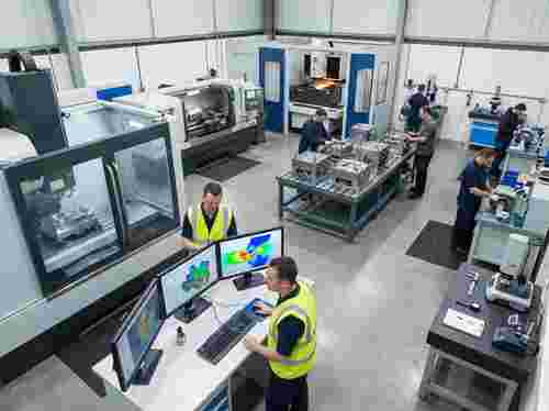 Fotorealistische Spritzgießwerkzeugfabrik mit CAD-Arbeitsplatz, CNC-Fräsen, Erodieren, Montage.