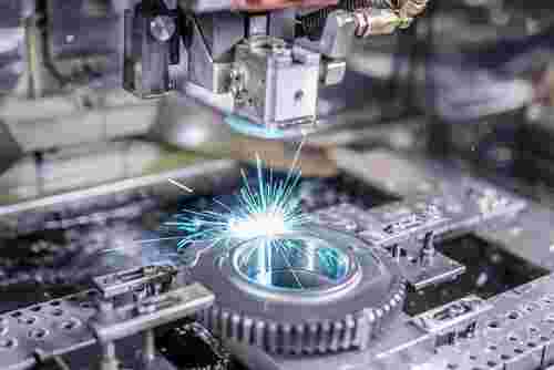 Draht-EDM Nahaufnahme: Funken, Draht-Elektrode erodiert Metall, kühles Blau