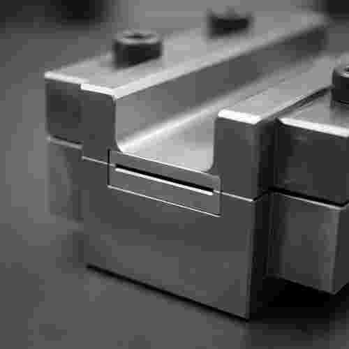 Nahaufnahme eines hochpräzisen Schlitzwerkzeugs aus poliertem Stahl für Kunststoffextrusion