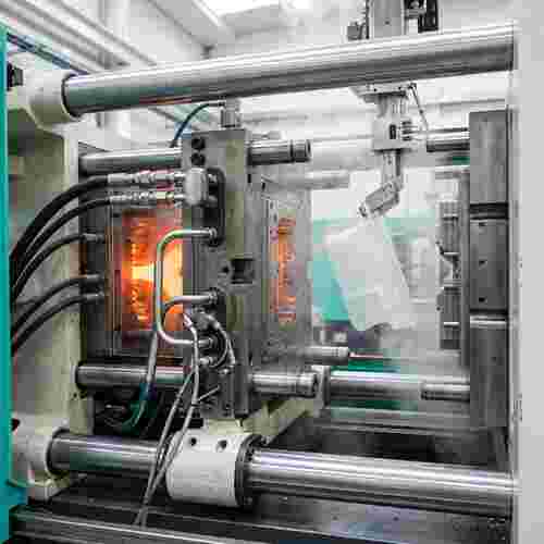 Fotorealistische Quadrataufnahme: Spritzgießmaschine im Betrieb, Kunststoff füllt Form, Kühlung, Ejektor, Sensoren.