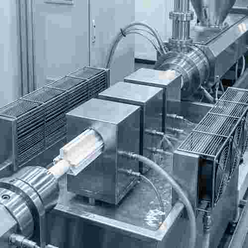 Fotorealistische Kunststoffprofil-Extrusionslinie mit Kalibrierung und Kühlung.