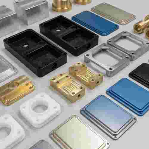 Quadratisches fotorealistisches Bild von 3-Achsen-Frästeile: Gehäuse, Frontplatten, Halterungen.