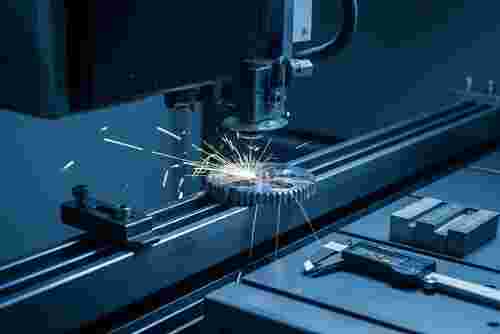 Nahaufnahme Draht-EDM-Prozess in Werkstatt, Funken, kühlblaues Licht, Messwerkzeuge sichtbar.