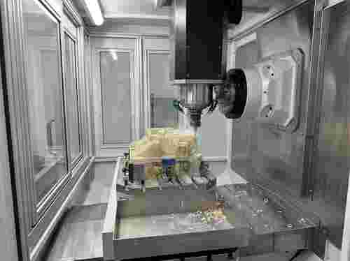 5-Achs-CNC-Fräsen eines technischen Kunststoffteils mit Innenkanälen und Kühlung.