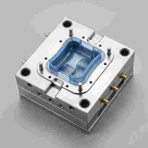 Spritzgießwerkzeug mit Kavität, glatten Wänden, Auswerferstiften und Kühlkanälen, Studio.