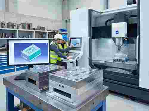 Präzisions-Werkzeugbau: CNC-Fräsen, Metallblöcke, 3D-CAD, Ingenieure in Schutzkleidung