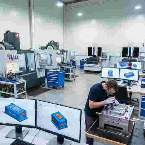 Fotorealistische Spritzgießformen-Werkstatt mit CNC/EDM, CAD-Arbeitsplätzen, Techniker prüft Form.